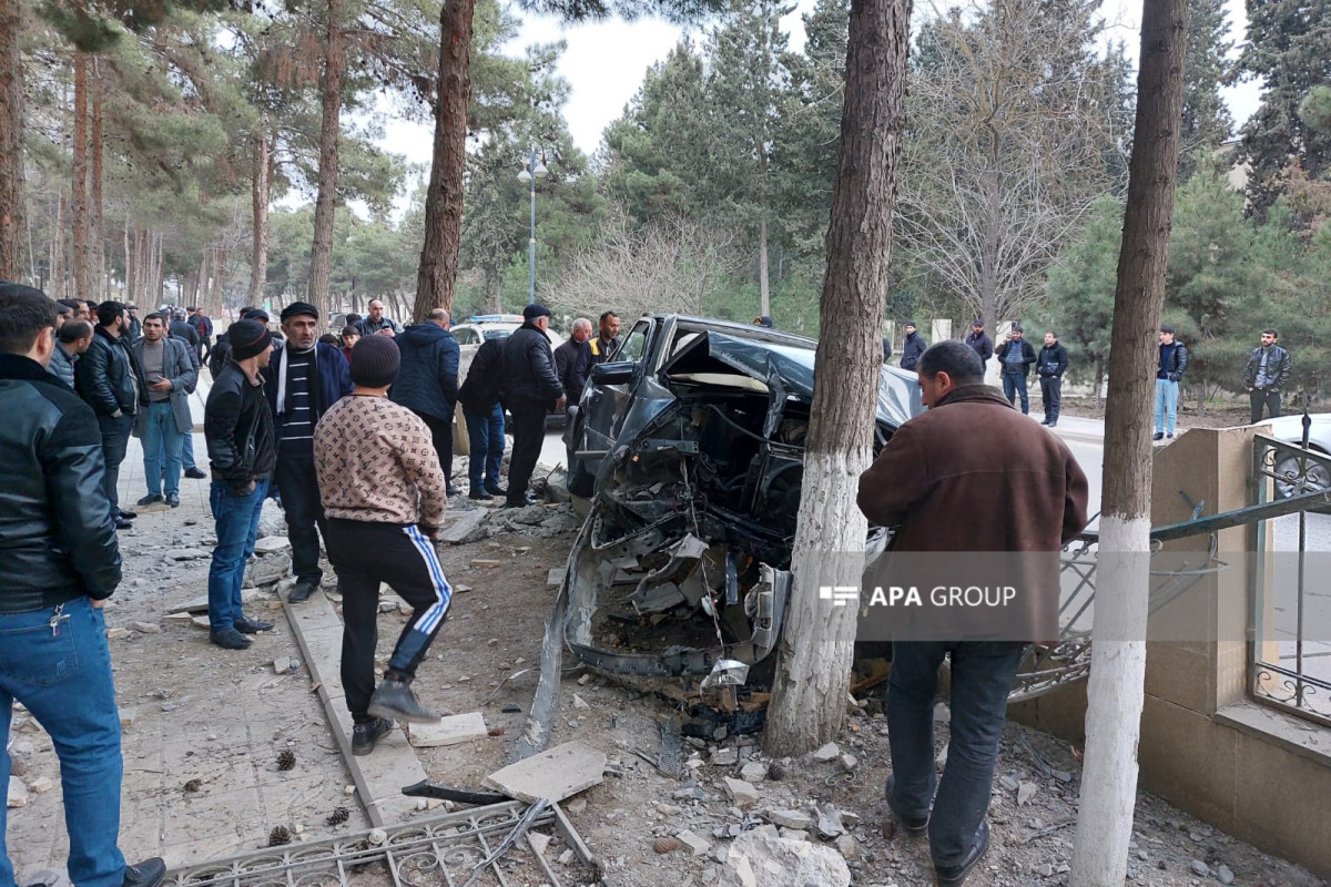 Şirvanda avtomobil əvvəl maşına, sonra parkın hasarına çırpılıb - FOTO