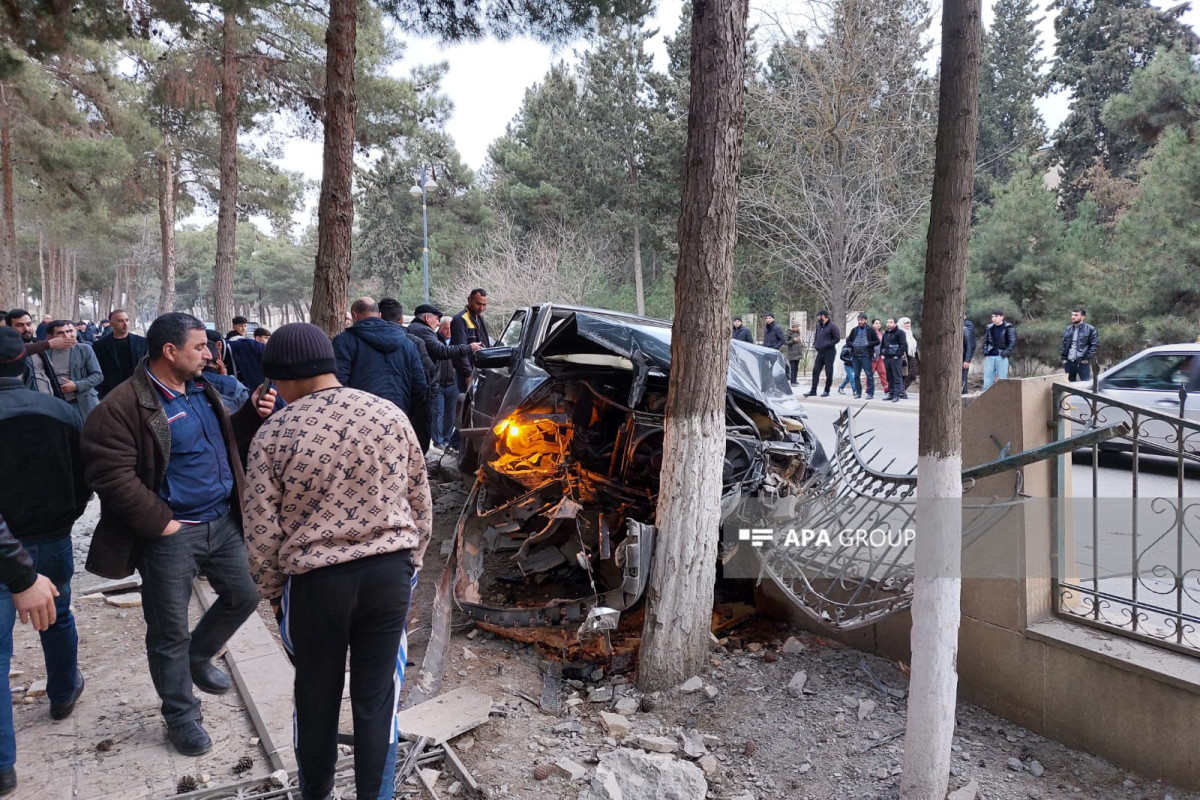 Şirvanda avtomobil əvvəl maşına, sonra parkın hasarına çırpılıb - FOTO