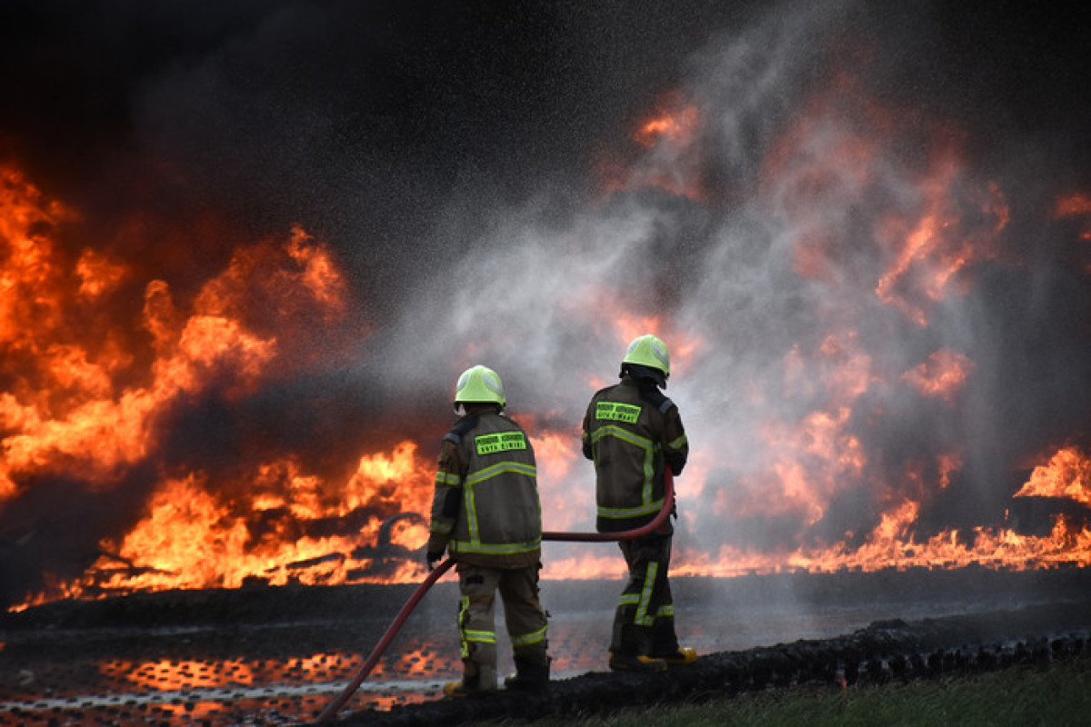 Не менее десяти человек погибли при пожаре на нефтебазе в Индонезии-ВИДЕО -ОБНОВЛЕНО 