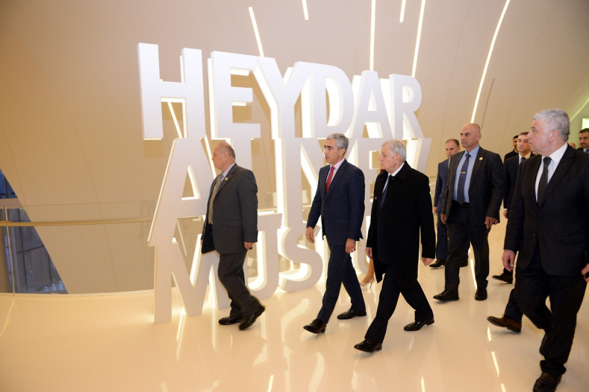 President of Iraq Abdullatif Jamal Rashid visits Heydar Aliyev Center-PHOTO 