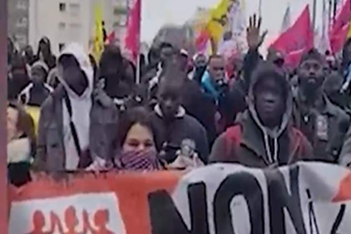 В Париже сотни мигрантов вышли на акции против упрощения депортации