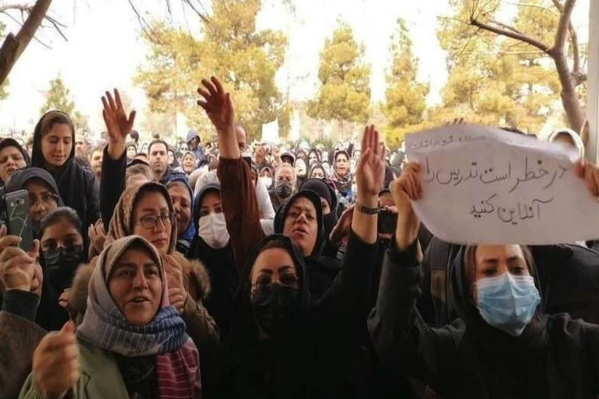В Иране вспыхнули протесты из-за отравлений школьниц
