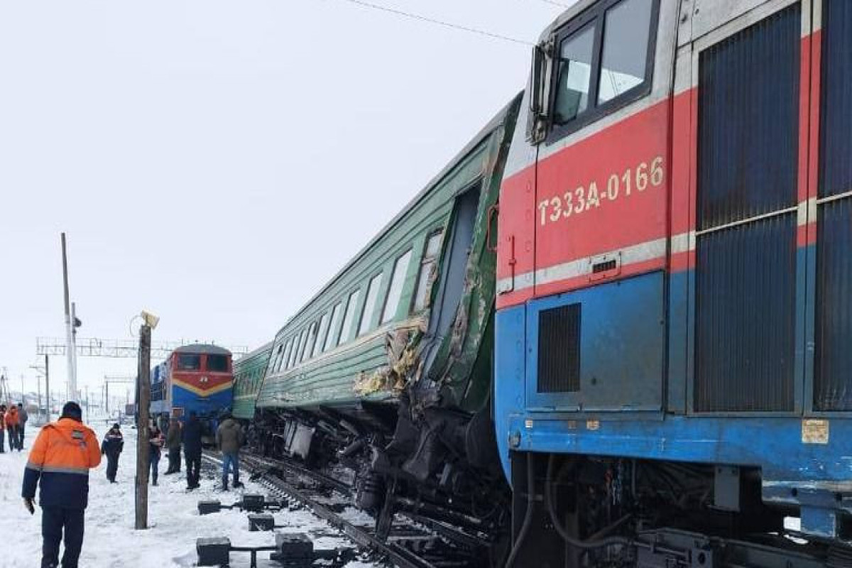 В Казахстане локомотив столкнулся с пассажирским поездом