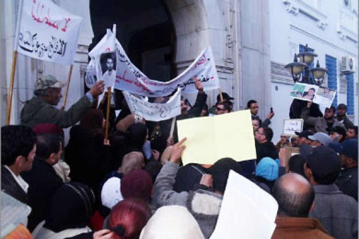 Əl-Cəzirə: Müxalifət fəalları hökumətin qadağasına baxmayaraq, Tunisdə mitinq keçirirlər