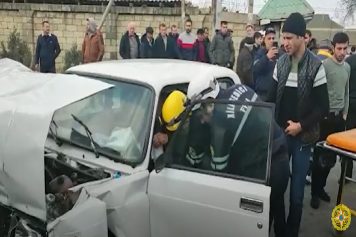 Əmircanda qəza nəticəsində avtomobildə sıxılı vəziyyətdə qalan vətəndaşlar xilas edilib - VİDEO 