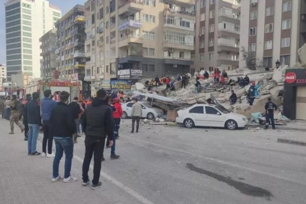 В Турции обрушилось поврежденное здание, под завалами остаются люди -ВИДЕО 