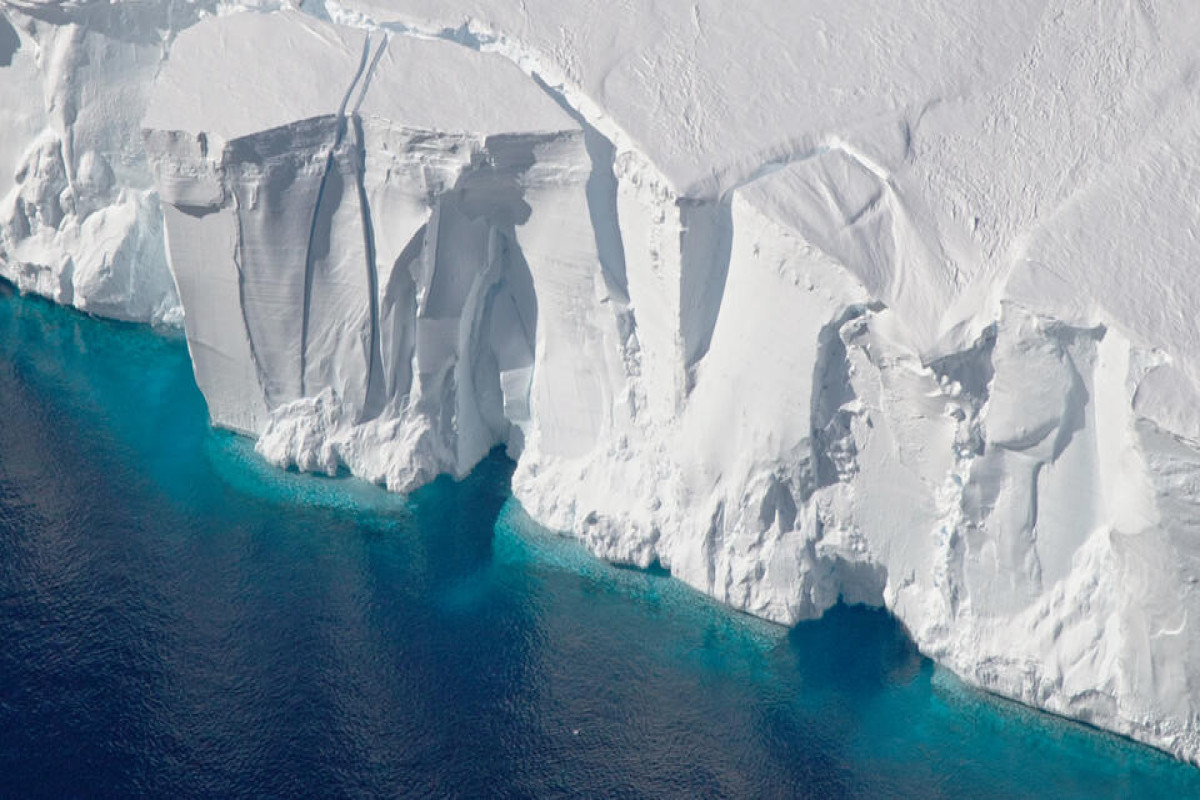 KİV: Antarktida buzlaqları sürətlə əriməkdə davam edir