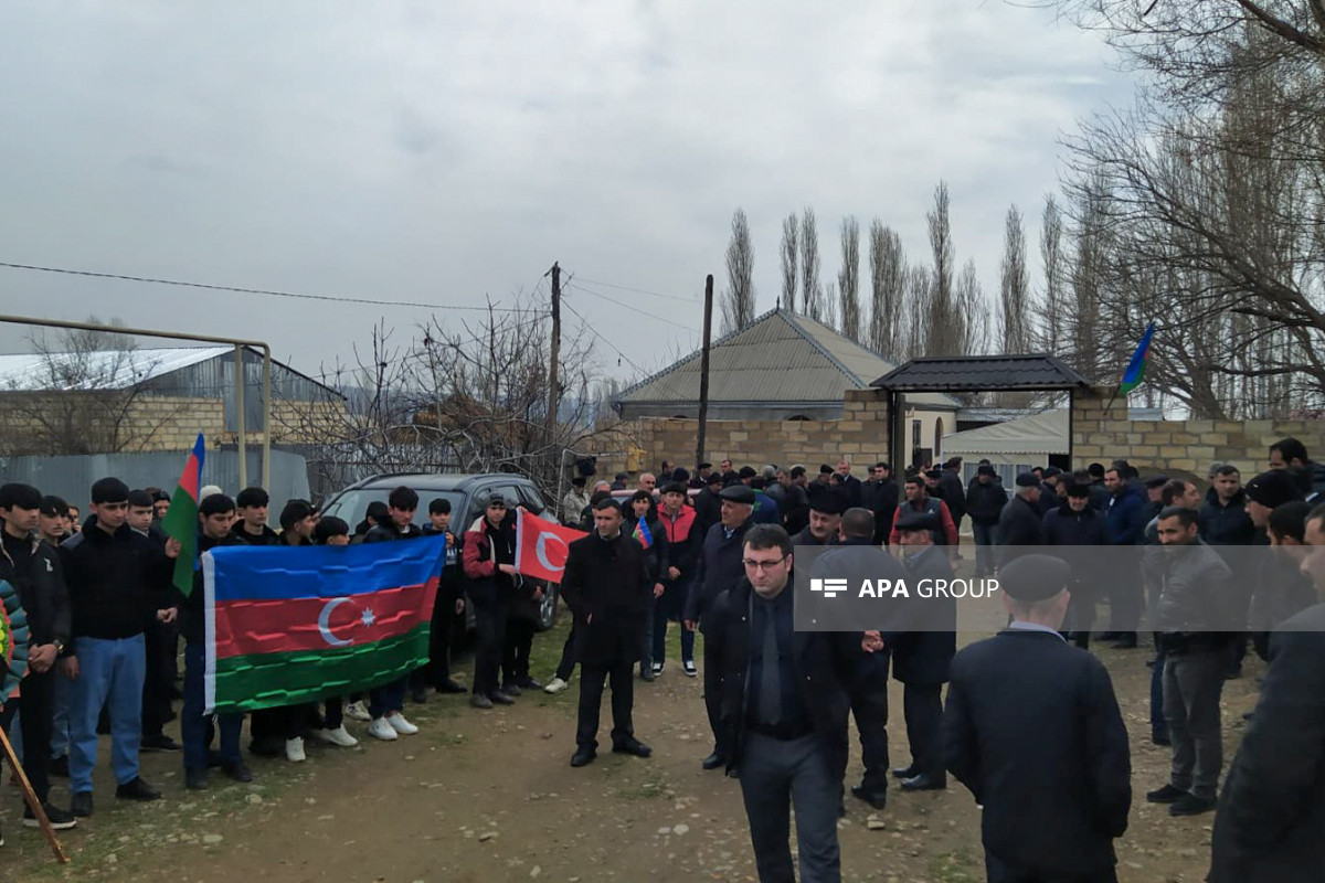 В Товузе проходит церемония прощания с погибшим вчера военнослужащим Эшгином Гусейновым