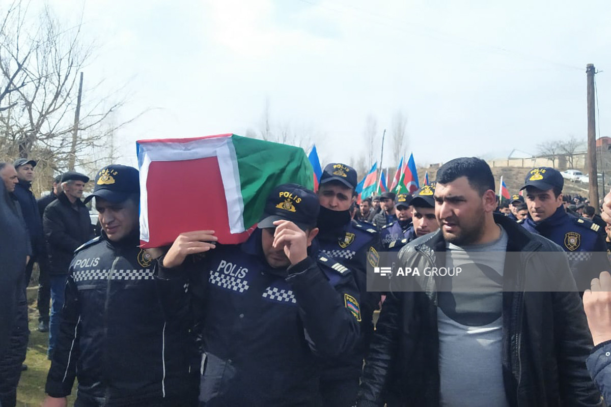 В Товузе проходит церемония прощания с погибшим вчера военнослужащим Эшгином Гусейновым