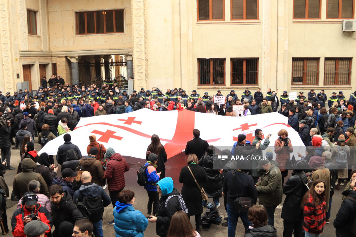 Gürcüstanda parlament binasının ətrafında etiraz aksiyası keçirilir - FOTO 
