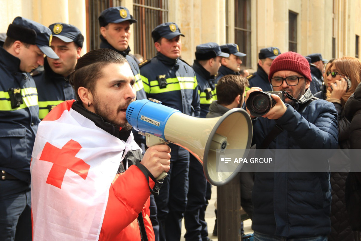 Gürcüstanda parlament binasının ətrafında etiraz aksiyası keçirilir - FOTO 