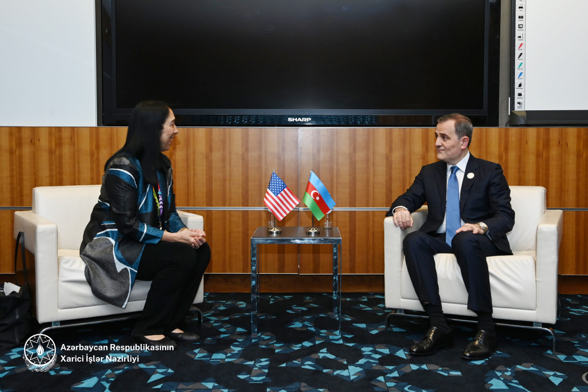 XİN rəhbəri ABŞ dövlət katibinin köməkçisi ilə regiondakı vəziyyəti müzakirə edib