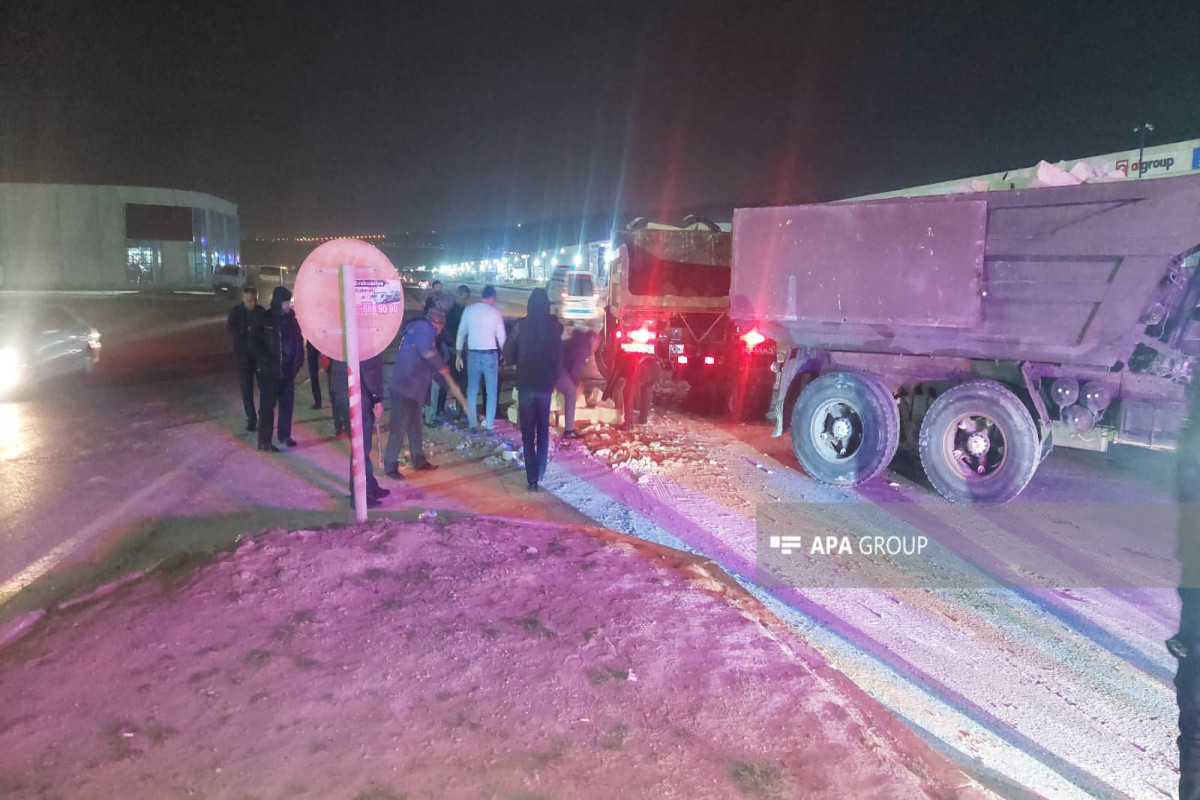 Bakıda "KamAZ"ın aşması nəticəsində yolda yaranan problem aradan qaldırılıb - FOTO  - YENİLƏNİB 