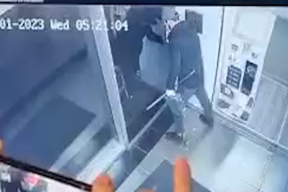 Bakıda ödəmə terminalından 29 min manat oğurlanıb - VİDEO 