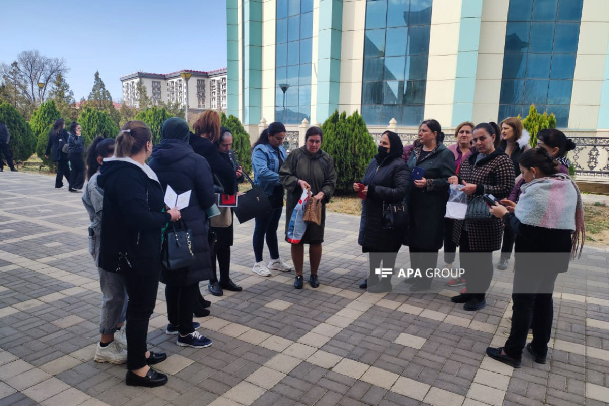 Naxçıvanda bir qrup tibb işçisi Səhiyyə Nazirliyinin önündə etiraz aksiyası keçirib - FOTO 