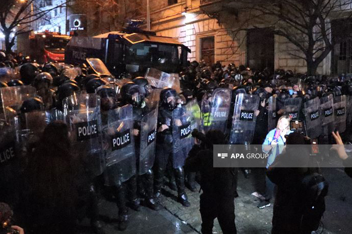 Tbilisidə polis etirazçılara qarşı gözyaşardıcı qaz tətbiq edib - FOTO  - VİDEO 