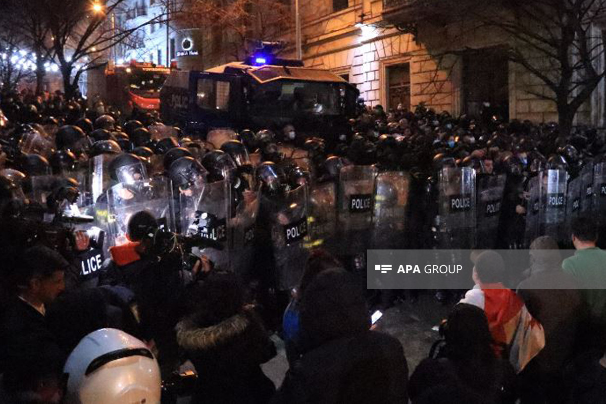 В Тбилиси полиция применила слезоточивый газ против протестующих-ФОТО 