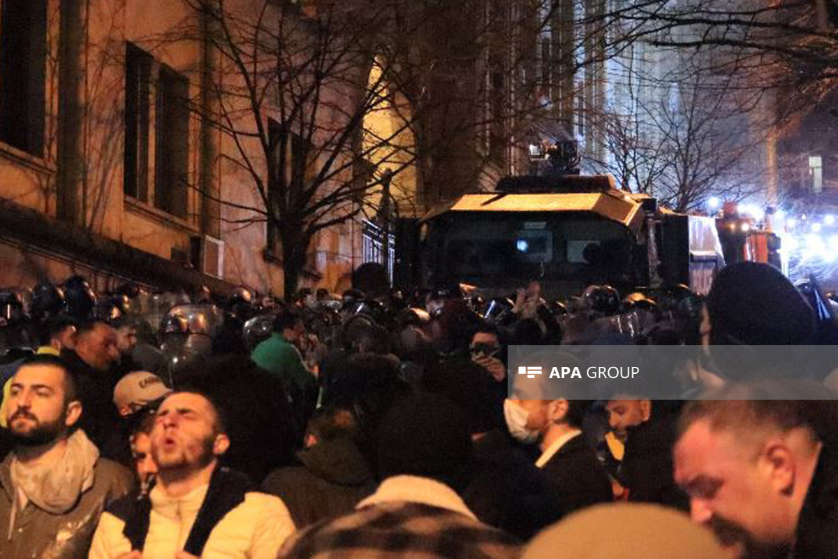 В Тбилиси полиция применила слезоточивый газ против протестующих-ФОТО 