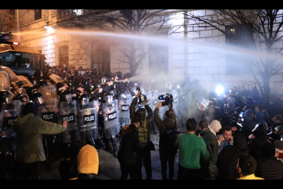 Протестующие в Грузии забросали полицейских коктейлями Молотова-ФОТО -ВИДЕО 