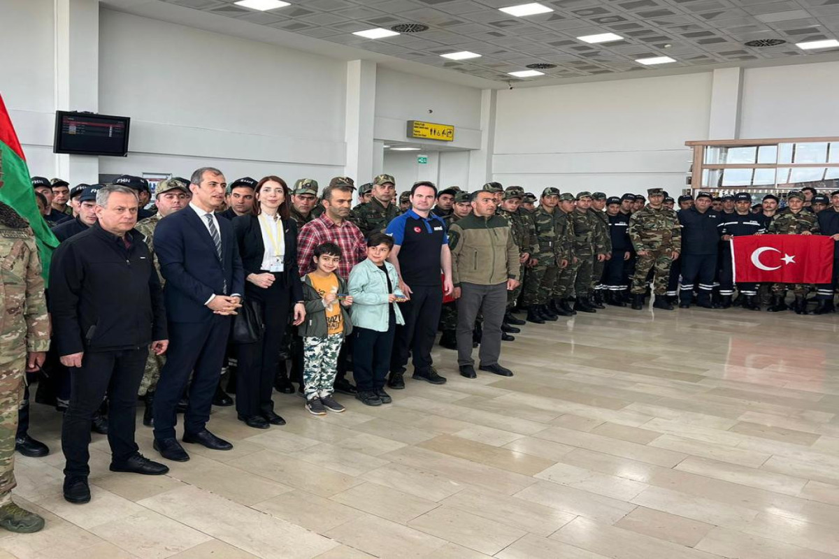 Очередная группа спасательных сил оперативного реагирования МЧС вылетела из Турции в Азербайджан