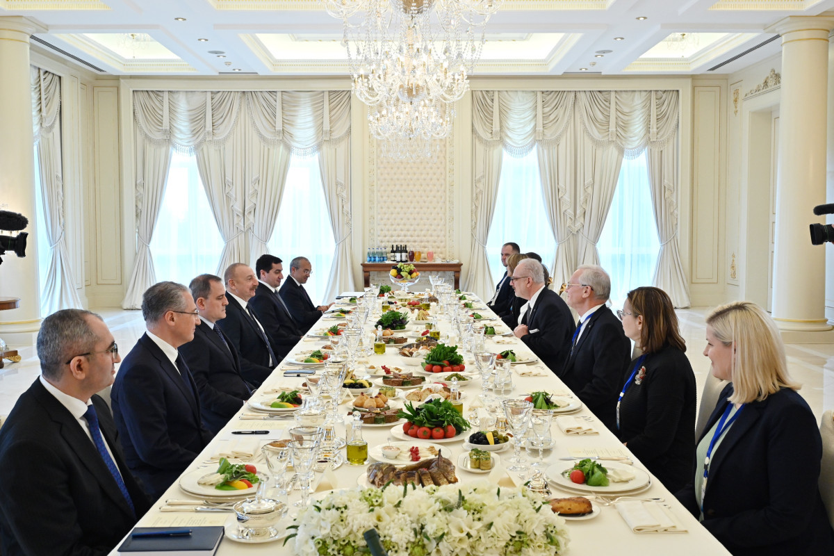 Президенты Азербайджана и Латвии провели встречу в расширенном составе во время официального обеда