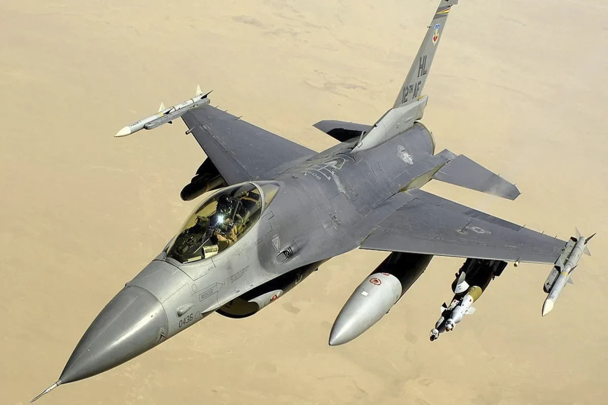 Polşa prezidenti ukraynalı pilotları F-16 qırıcıları ilə təlim keçməyə çağırıb