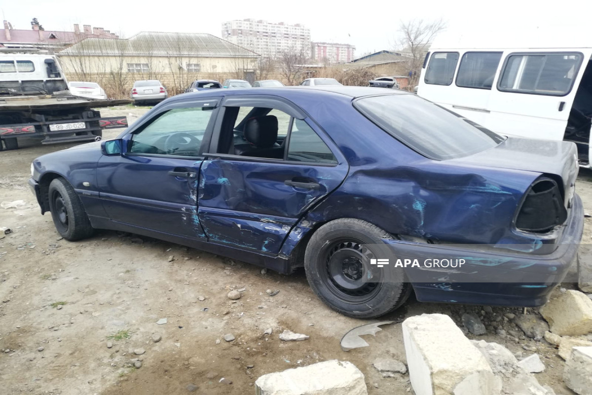 Sumqayıtda minik maşını avtobusa çırpılıb - FOTO 