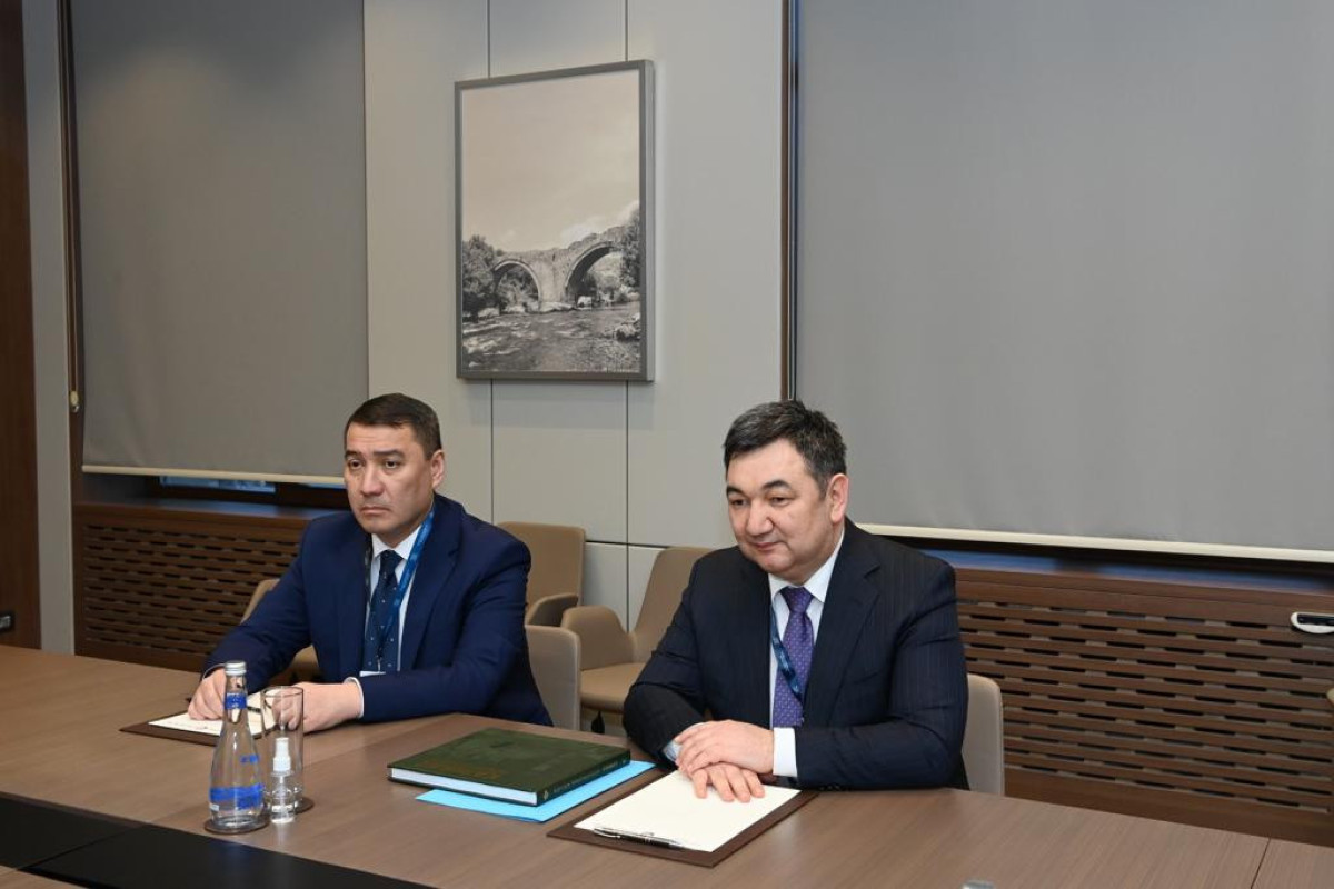 Джейхун Байрамов встретился с министром информации и социального развития Казахстана
