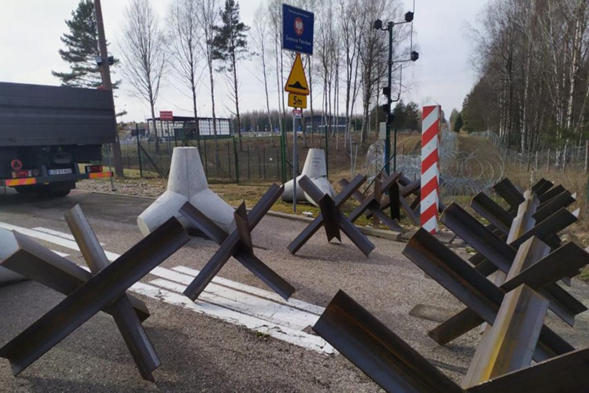 Польша начала укреплять границу с Россией и Беларусью противотанковыми ежами