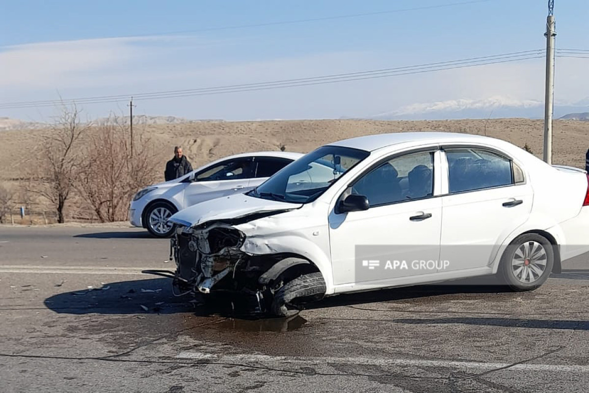 Naxçıvan-Sədərək yolunda iki maşın toqquşub, xəsarət alan var - FOTO 