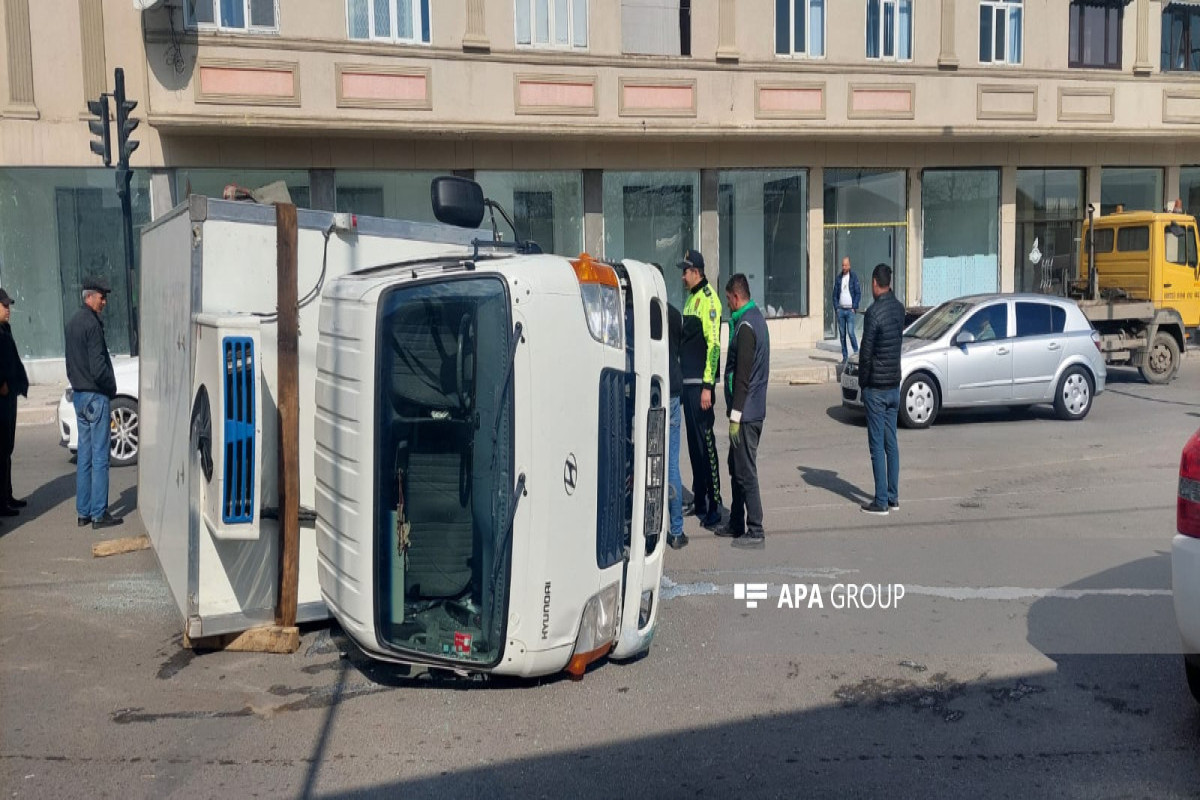 Gəncədə yük maşını aşıb - FOTO 