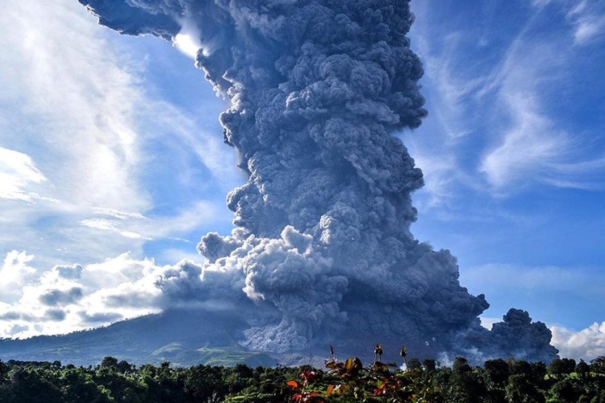 İndoneziyada güclü vulkan püskürməsi olub, tüstü dumanı 7 km hündürlüyədək qalxıb - VİDEO 