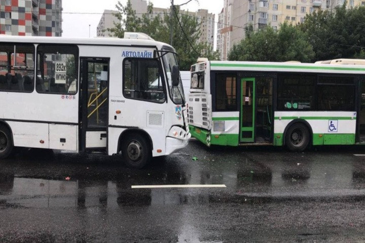 Moskvada 2 avtobus toqquşub, xəsarət alanlar var