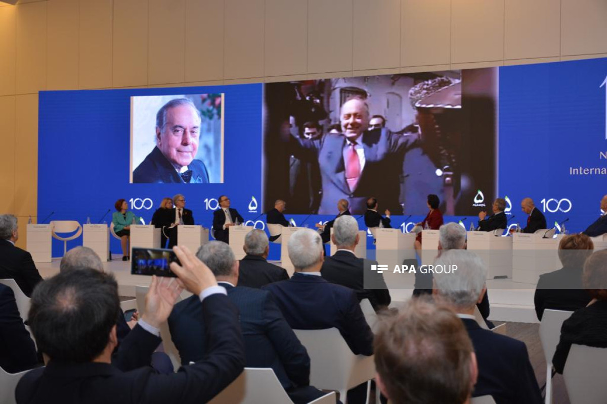 Bakıda “Heydər Əliyev 100: Həyatı və irsi” adlı tədbir keçirilir - FOTO 