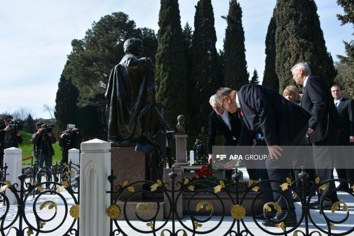 Участники мероприятия «Гейдар Алиев 100: Жизнь и наследие» посетили могилу Гейдара Алиева на Аллее почетного захоронения