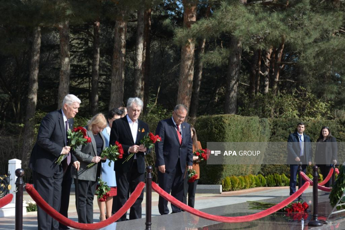 Участники мероприятия «Гейдар Алиев 100: Жизнь и наследие» посетили могилу Гейдара Алиева на Аллее почетного захоронения