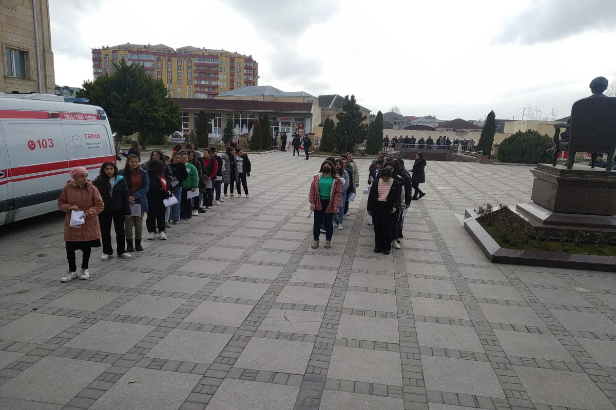 DİM: İmtahan keçirilən binaların birinin arxa pəncərəsindən 2 nəfər kənar şəxs daxil olmağa cəhd edib