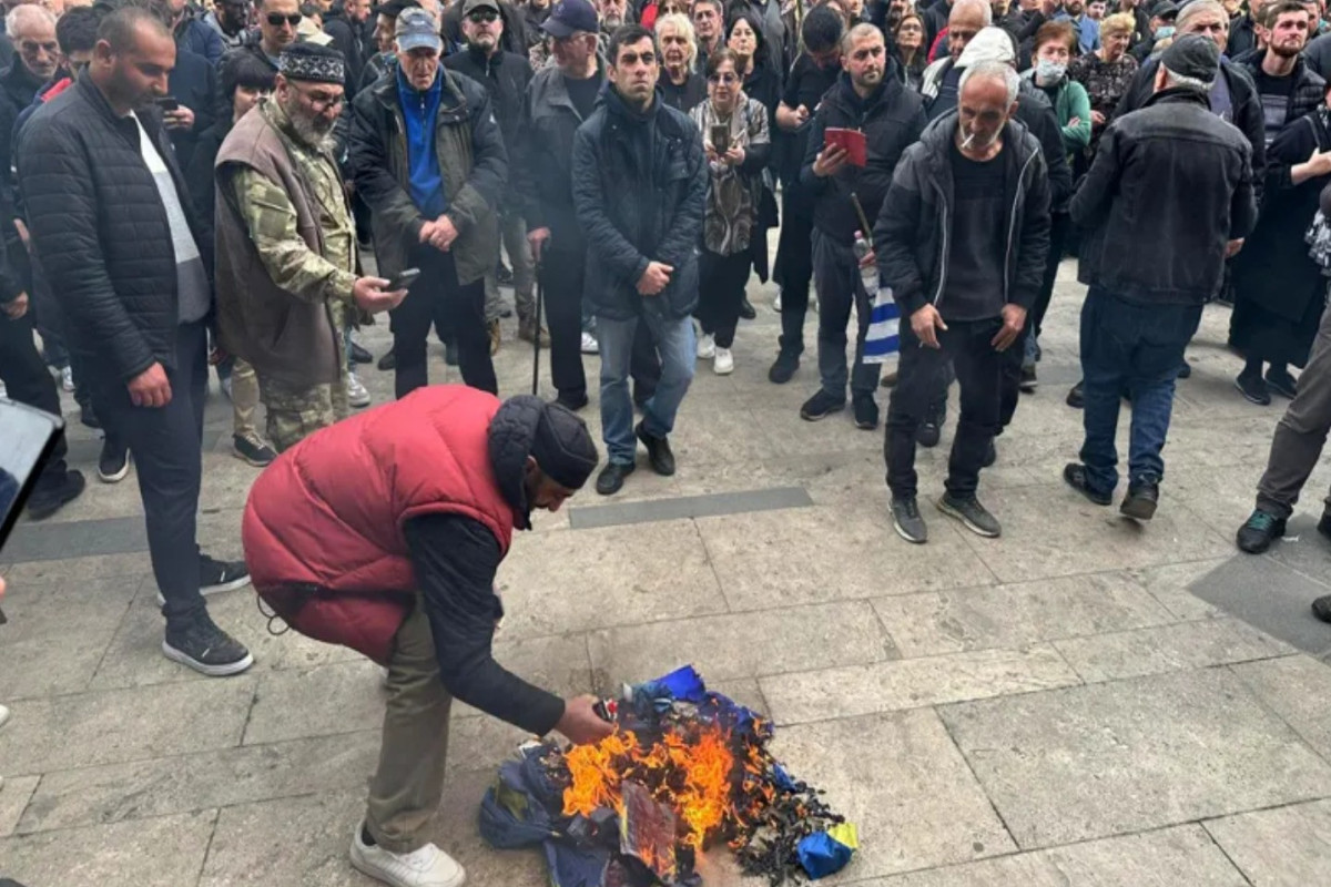 Gürcüstan parlamentinin qarşısında qaldırılmış Aİ bayrağı yandırılıb - FOTO 