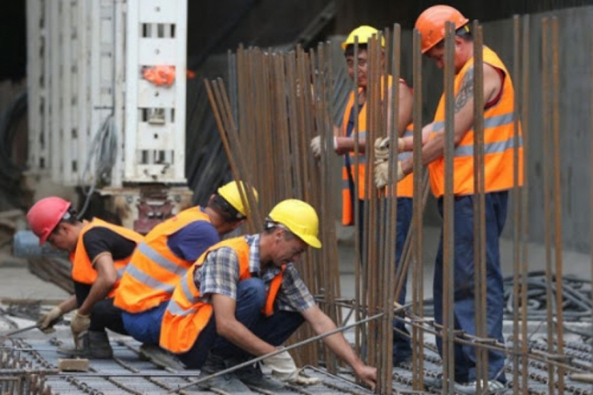 В Азербайджане численность наемных работников выросла на 2%