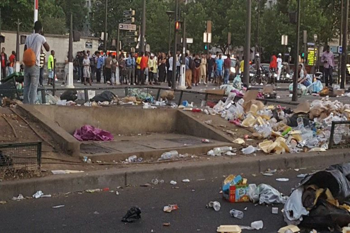 На улицах Парижа из-за забастовки уборщиков скопилось 6 тысяч тонн мусора