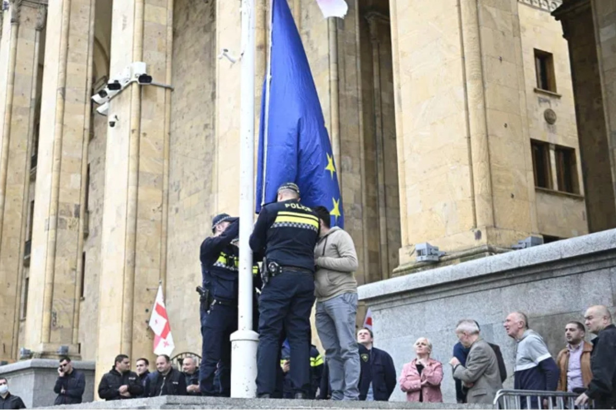 Флаг ЕС вновь поднят перед парламентом Грузии