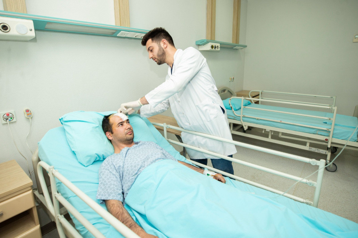 "YAŞAT" ağır yaralı qazinin müalicə xərclərini qarşılayıb