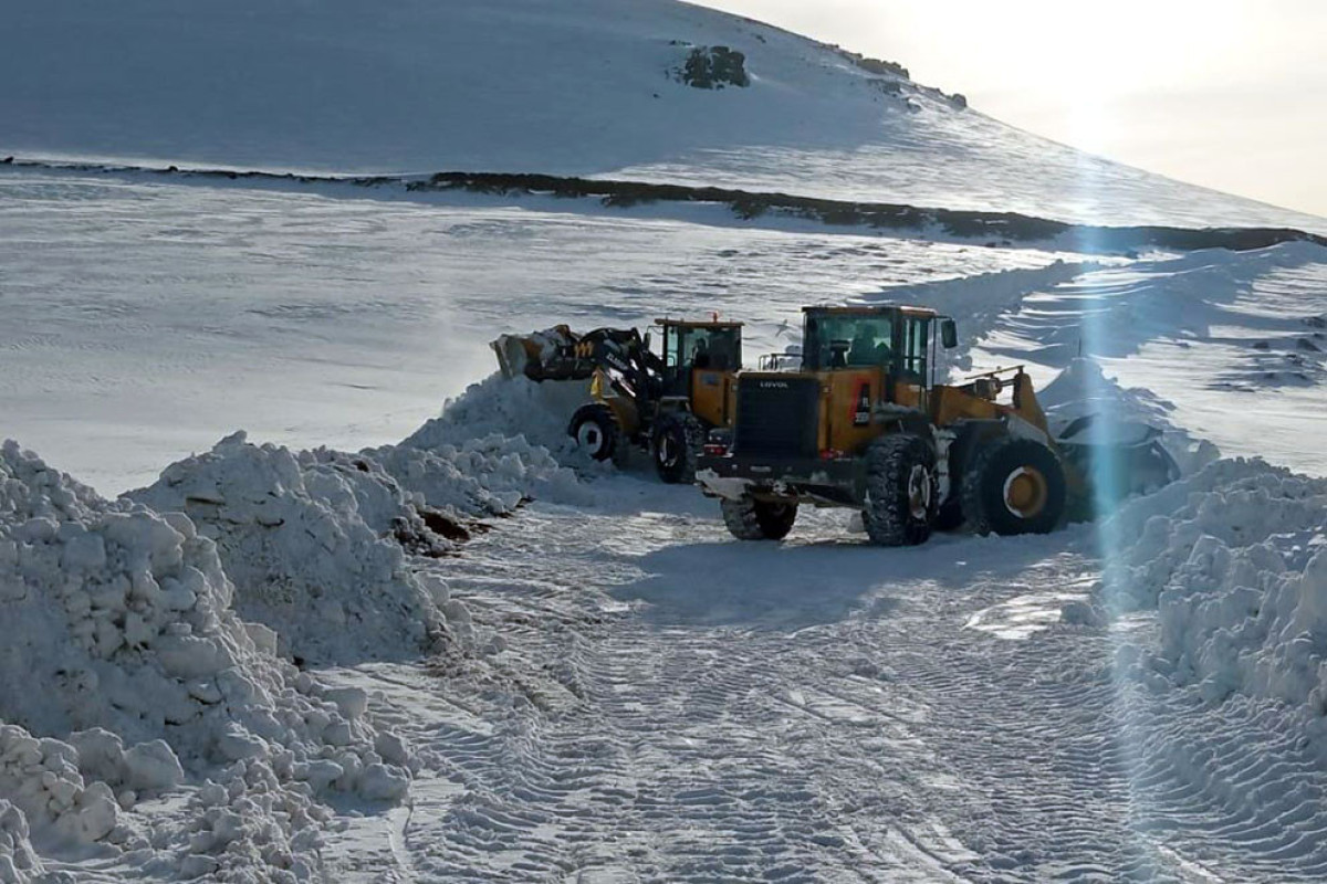 Mинобороны: В этом месяце в Кяльбаджаре, Лачине и Дашкесане было очищено от снега до 2250 км дорог-<span class="red_color">ВИДЕО