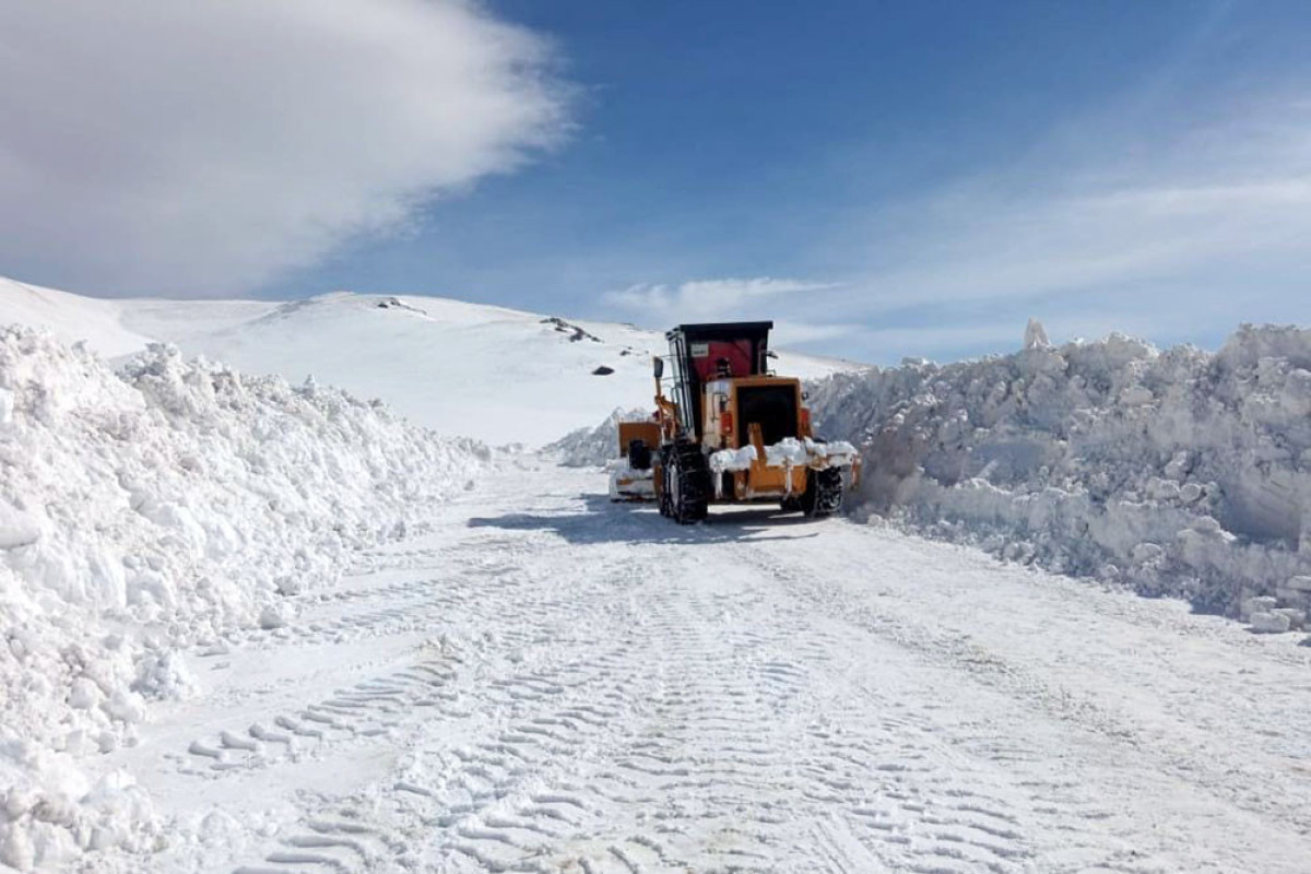 Mинобороны: В этом месяце в Кяльбаджаре, Лачине и Дашкесане было очищено от снега до 2250 км дорог-ВИДЕО 