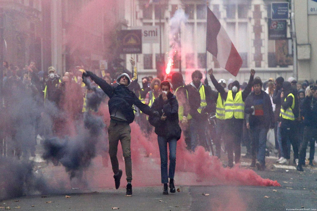 На акции протеста в Париже  произошли столкновения с полицией
