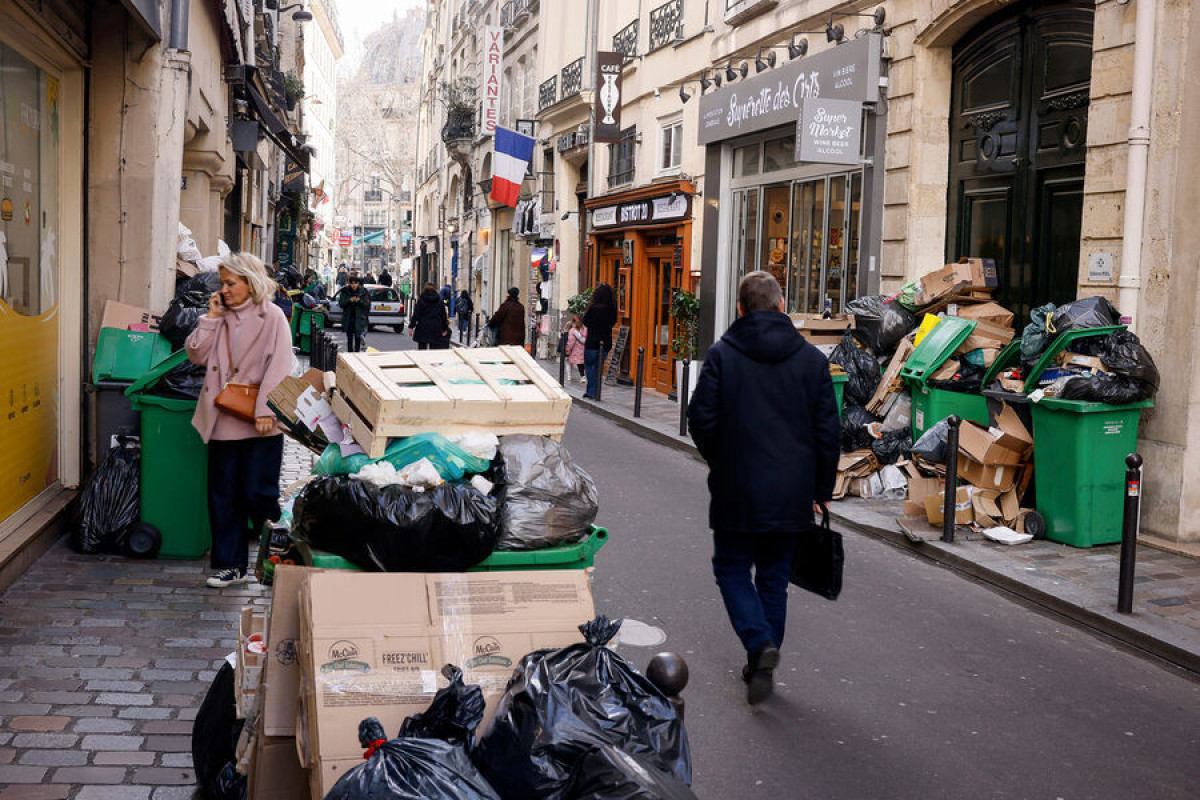 Paris küçələrində 10 min tondan çox zibil yığılıb