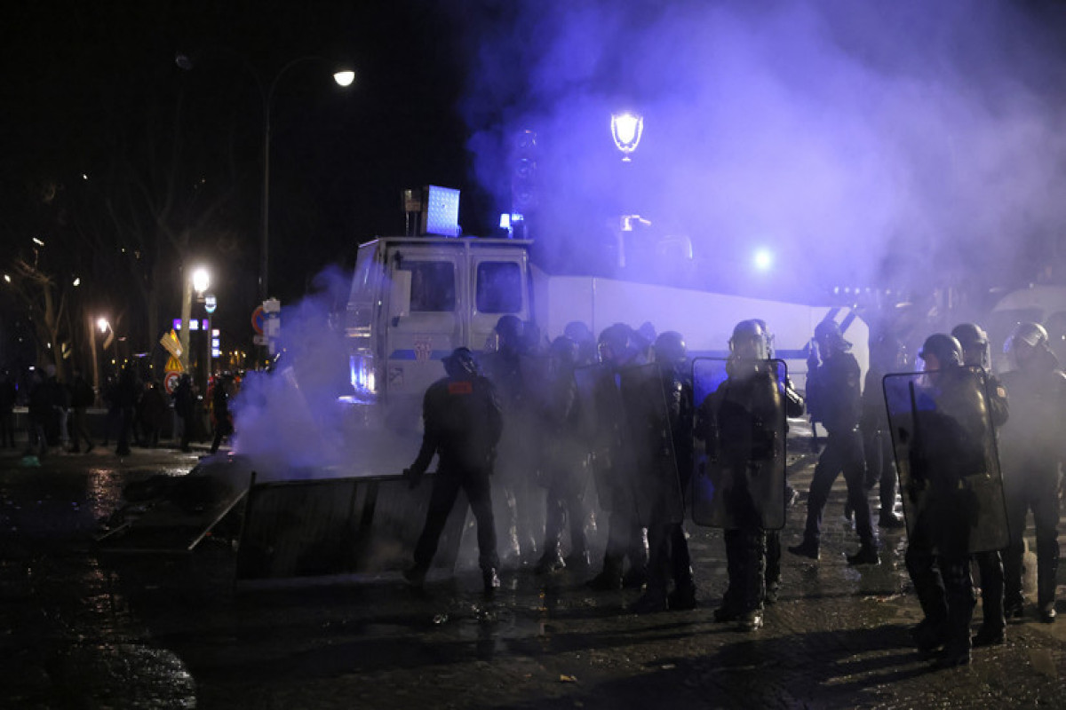 В Париже полиция применила слезоточивый газ против участников демонстрации