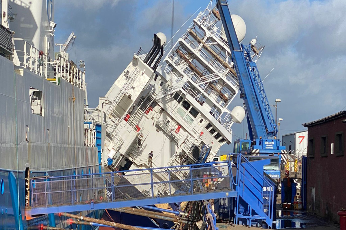 Более 30 человек пострадали при опрокидывании судна в Эдинбурге