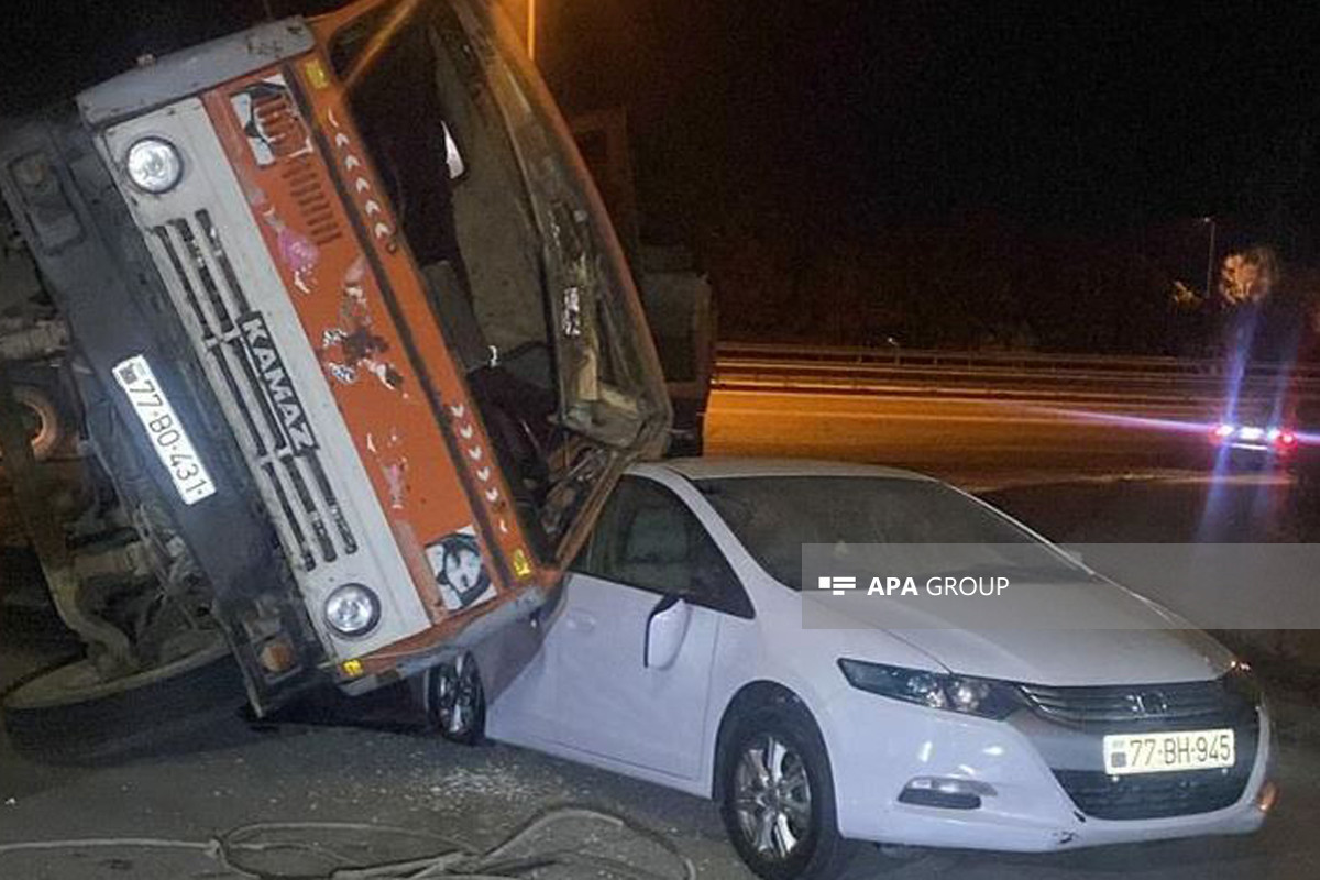В Баку грузовик опрокинулся на легковой автомобиль-ФОТО 