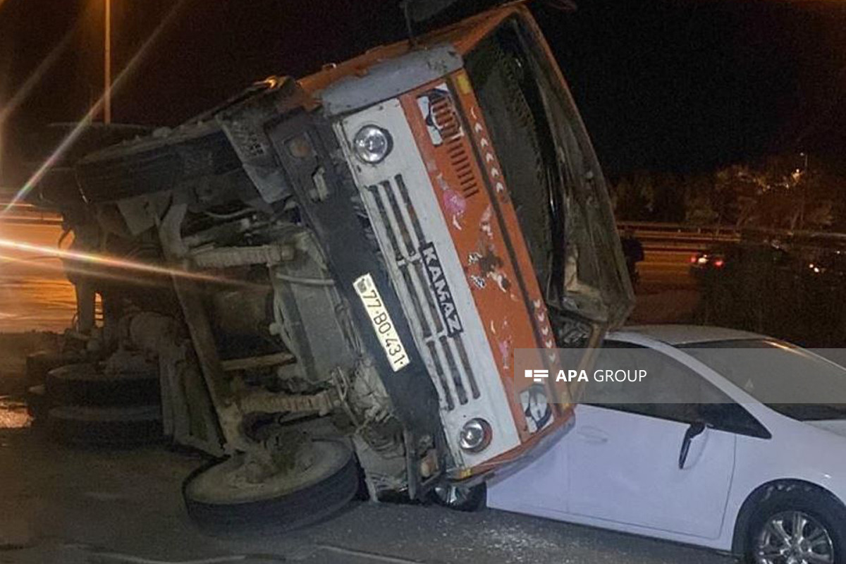 В Баку грузовик опрокинулся на легковой автомобиль-ФОТО 